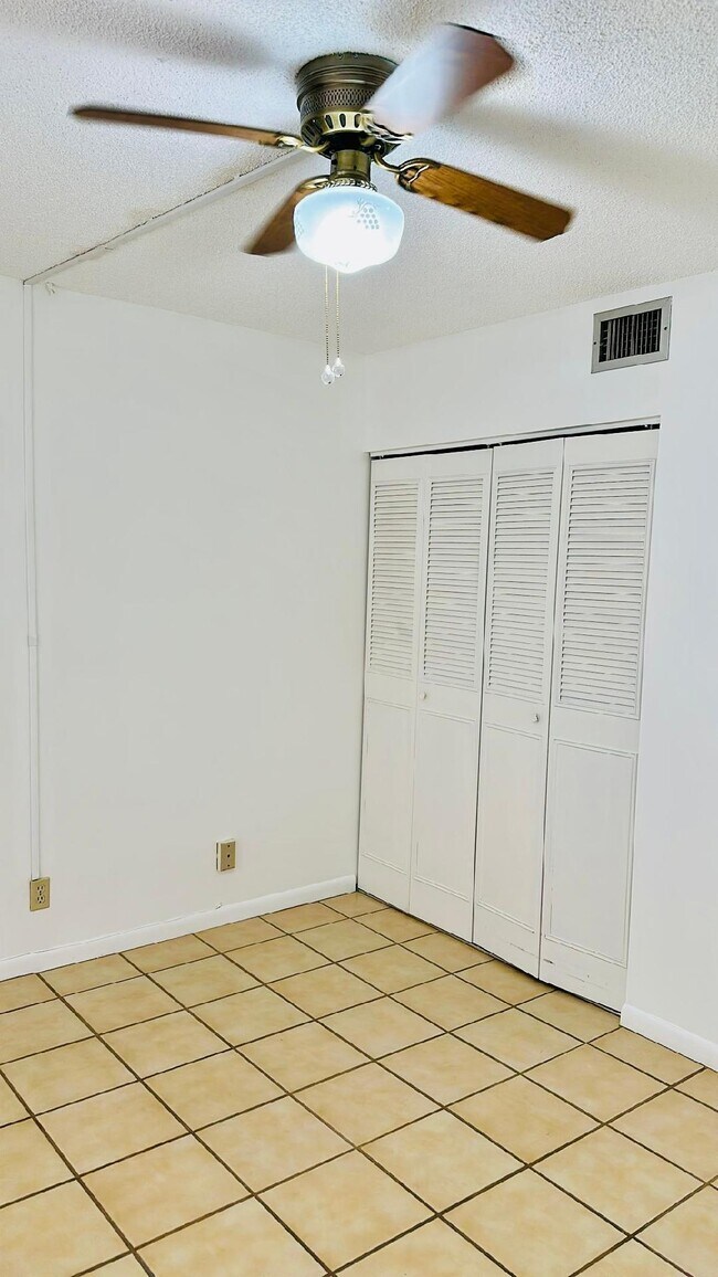Building Photo - 3377 Lucerne Park Dr