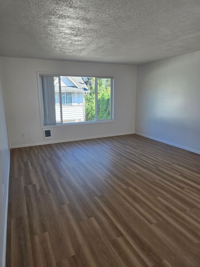 Building Photo - *!*!* Rent Ready Upstairs Pet Friendly 3 B...