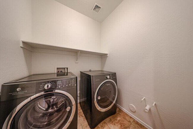 Building Photo - Welcome to this stunning 3-bedroom, 2-bath...