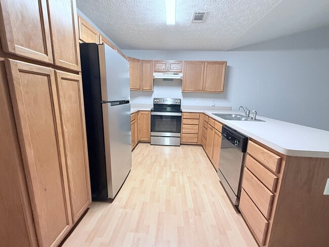 Building Photo - 2br Brick Townhome in Great Gainesville Lo...