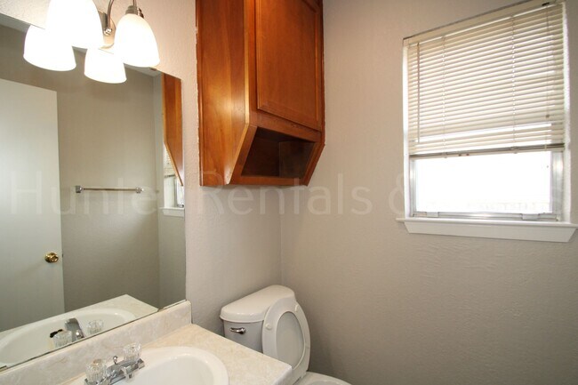 Building Photo - Move-In Today!