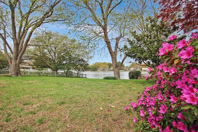 Building Photo - 427 Elizabeth Lake Dr