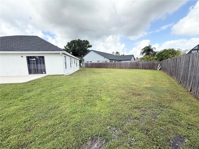 Building Photo - 2401 Rolling Broak Dr