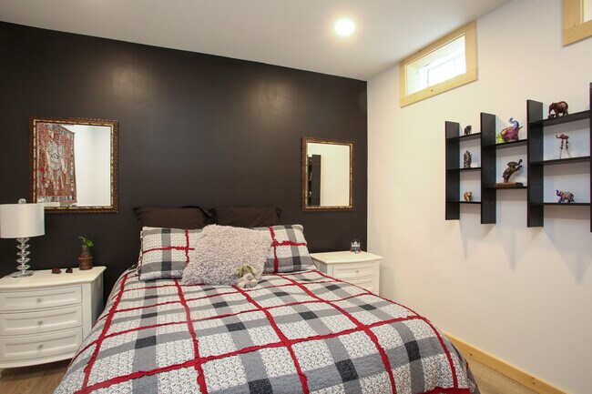 Building Photo - 320 Lakeshore Dr