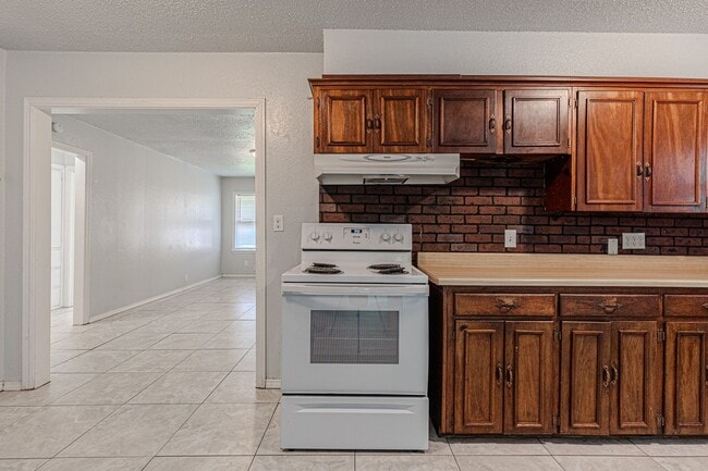 Building Photo - 3 Bed 2 Bath in OKC!