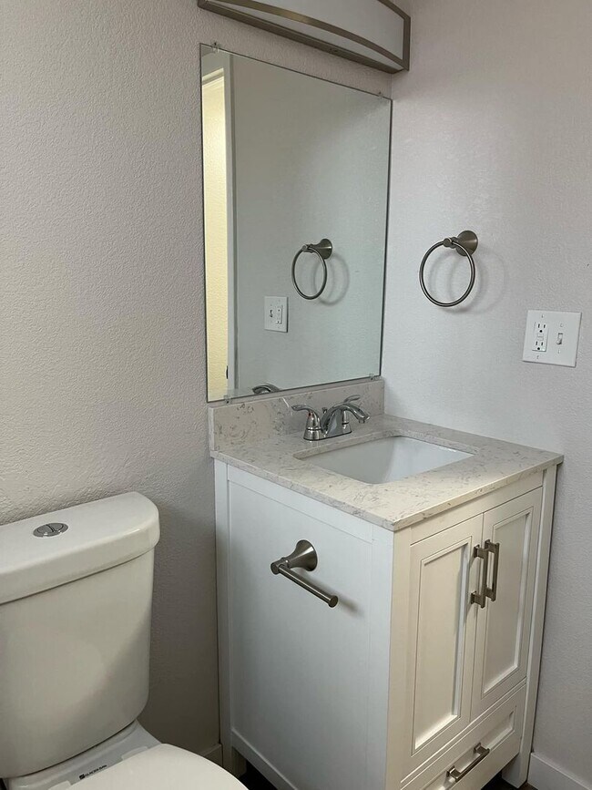 Building Photo - 2 Bed Garden Level Unit Available in Lakewood