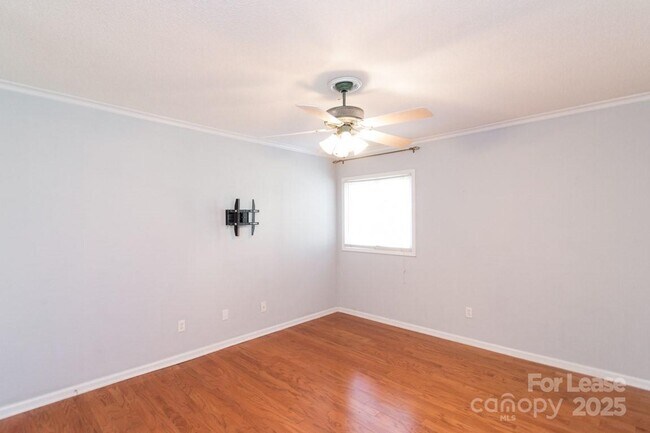 Building Photo - 140 Lake Concord Rd NE