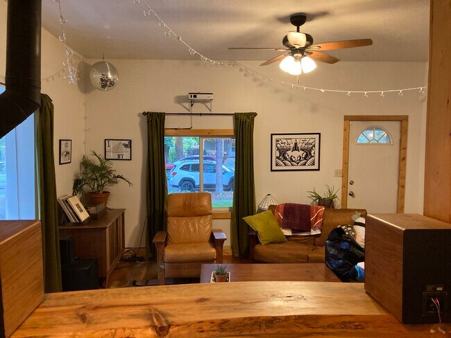 Living Room - 908 S Jefferson St