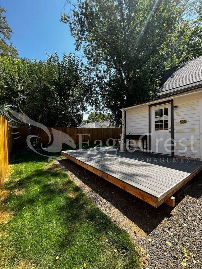 Building Photo - A Timeless & Elegant 2 Bedroom 1 Bathroom Single Family Home