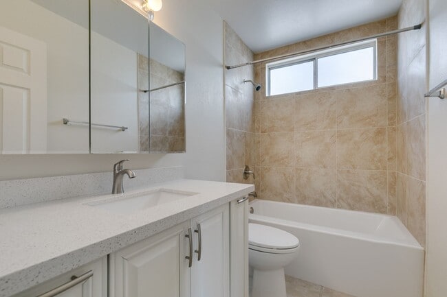 Building Photo - AVAILABLE 1/1/26- Beautiful 3-Bedroom, 2-Bathroom Home in Green Valley