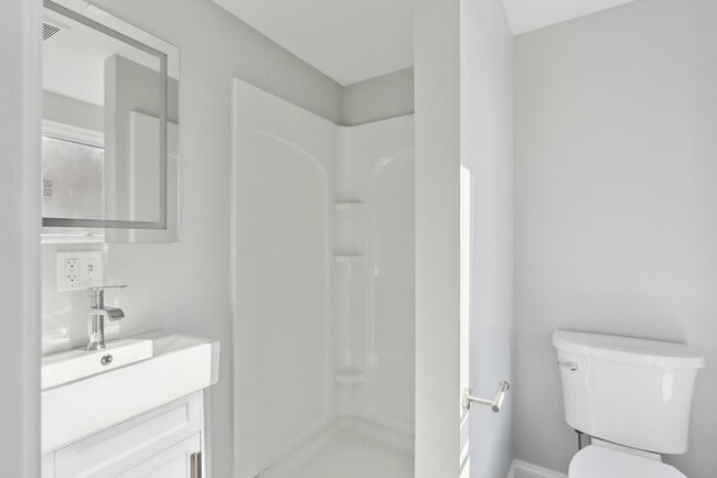 Building Photo - "610" on Congress St: Newer Studio Apt. 1BA $1470.00 Heat & H20 included Available 08/01/26