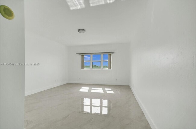 Building Photo - 14951 Royal Oaks Ln