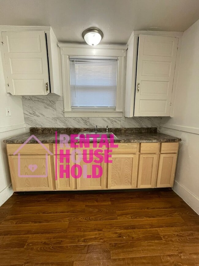 Building Photo - ~ 3 BEDROOM 1 BATH FREE PRE-SCREEN