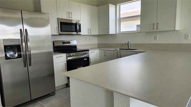 Building Photo - 2965 SE 23rd Ave