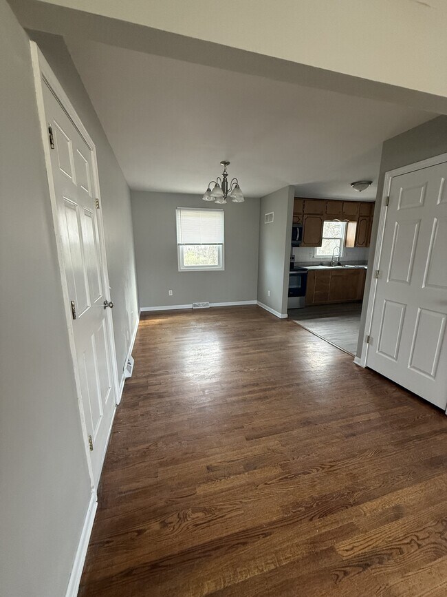 Building Photo - 732 E Culton St