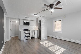 Building Photo - 6007 N Kenmore Ave