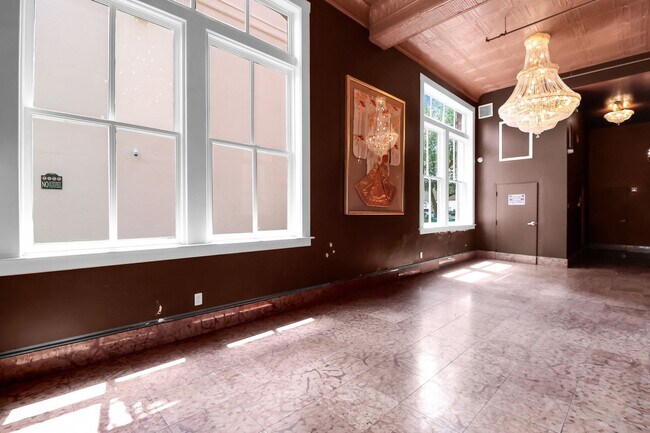 Building Photo - Stunning Corner Loft in the Heart of Historic Downtown Savannah