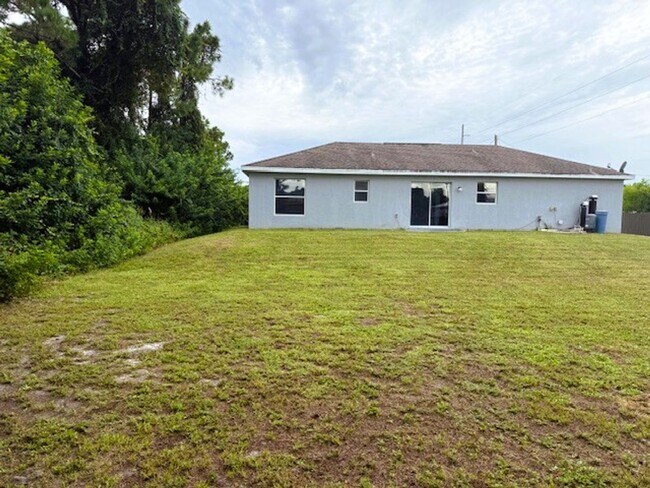 Building Photo - Spacious 3 Bed / 2 Bath Home with Large Ba...
