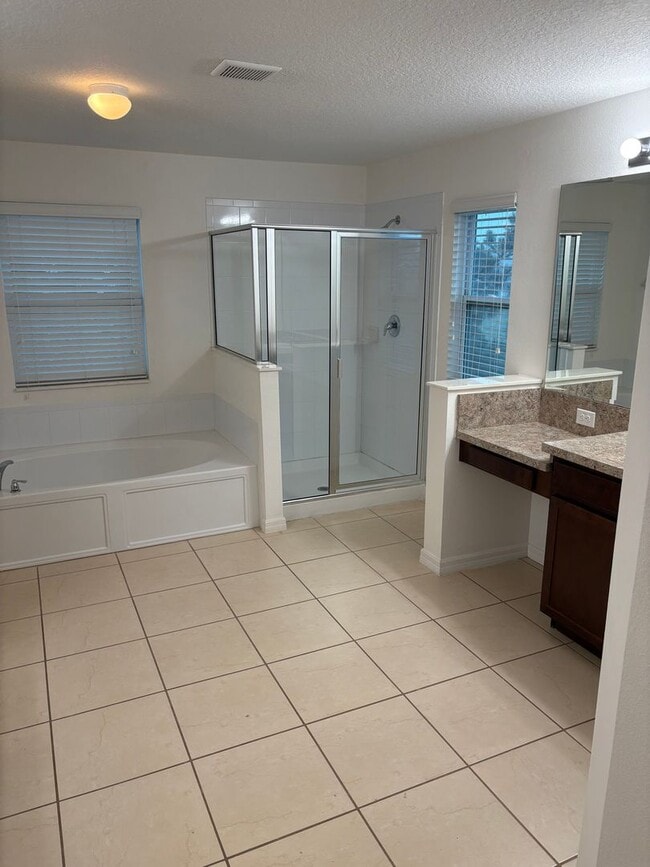 Building Photo - IMMEDIATE OCCUPANCY !!! LARGE// 5 Bedroom ...