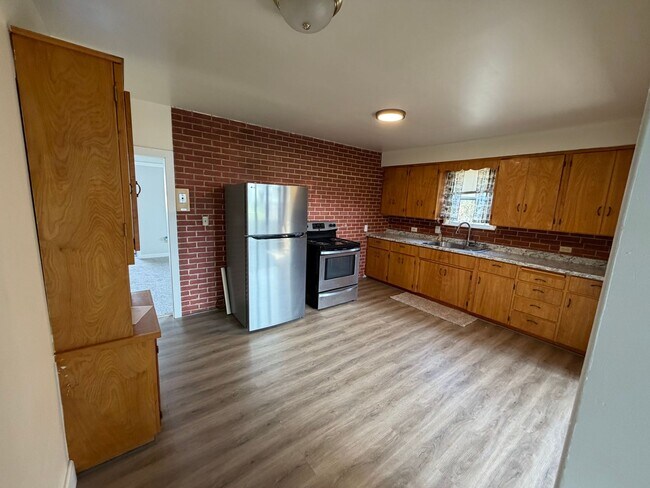 Building Photo - Clean, Updated Home with Large Yard in Klamath Falls