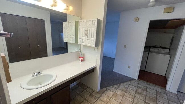 Building Photo - 2 Bedroom 1 Bath Park Place Apartment