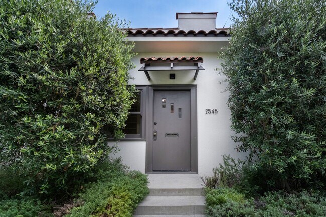 Building Photo - Beautiful 1 bed / 1 bath bungalow-style apartment now available!