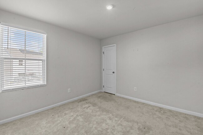 Building Photo - YORK COUNTY 4Bdrm w/Fenced BCKYD.