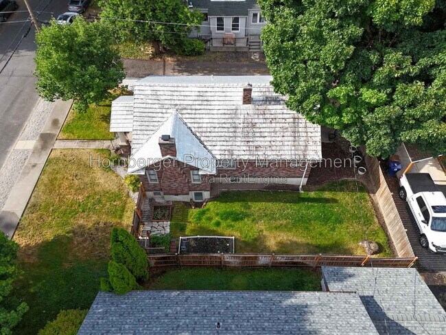 Building Photo - 1210 S Maple St