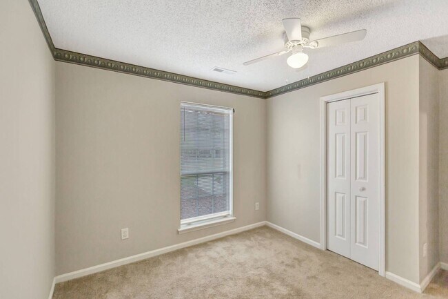 Building Photo - The Lakes