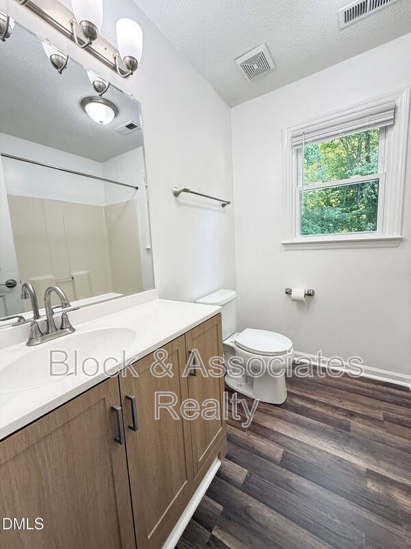 Building Photo - 401 Holly Berry Ln