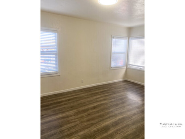 Building Photo - CHARMING TOP FLOOR 2BR/1BA IN SMALL AND QU...