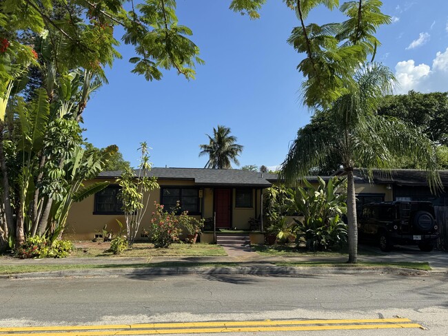 Building Photo - 2919 Poinsettia Ave