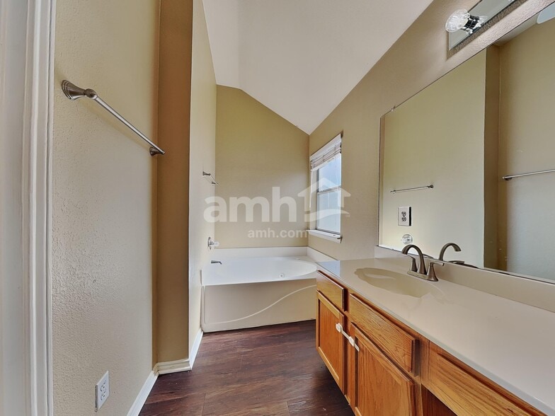 Building Photo - 1606 Windcastle Dr