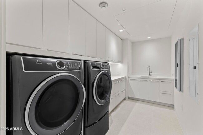 Building Photo - 6587 N Palmeraie Blvd