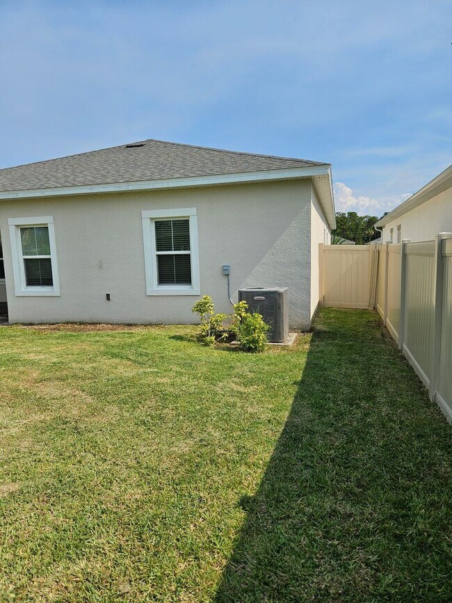 Building Photo - 4 Bedroom 2 bath beautiful spacious home i...