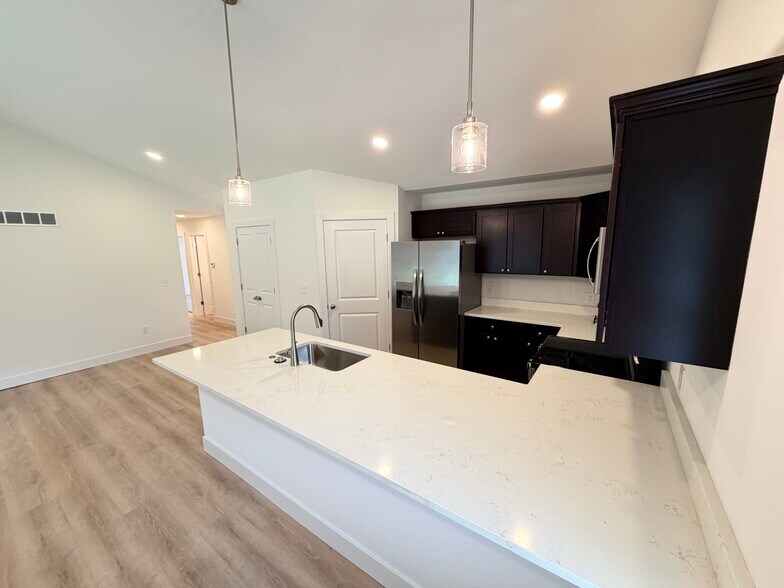 Building Photo - 2130 Carriage Hill Cir