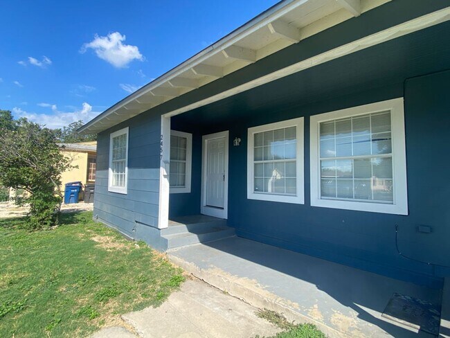 Building Photo - 2Bed/1Bath House for Rent! Available Now