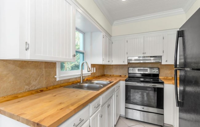 Building Photo - 2132 Coronet Dr