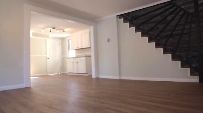 Building Photo - 47 Parkin St