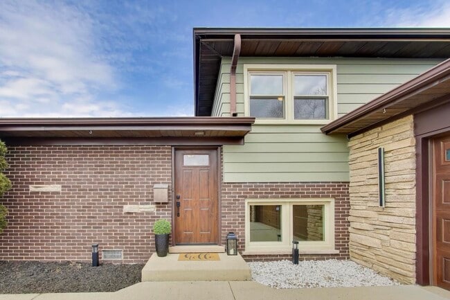 Building Photo - 909 S Waverly Ave