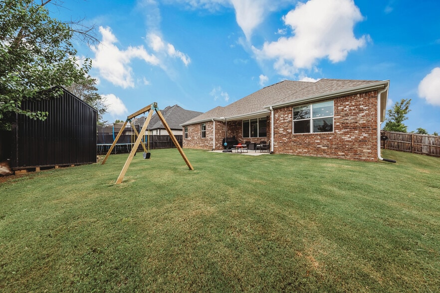 Building Photo - 5803 W Poison Springs Dr