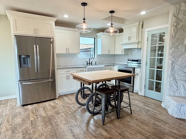 Building Photo - 8814 Holiday Dr