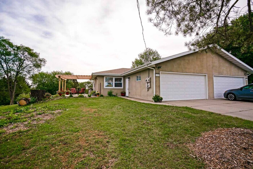 Large 2 car garage and private entry - 4688 Capitol View Rd