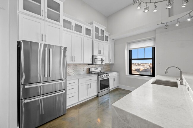 Building Photo - Furnished Penthouse 1 bed 1 bath Downtown ...