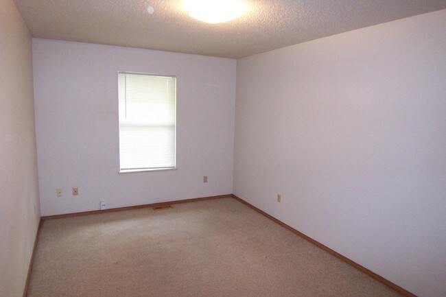 Building Photo - 2 Bedroom Duplex With Extra Large Bedrooms