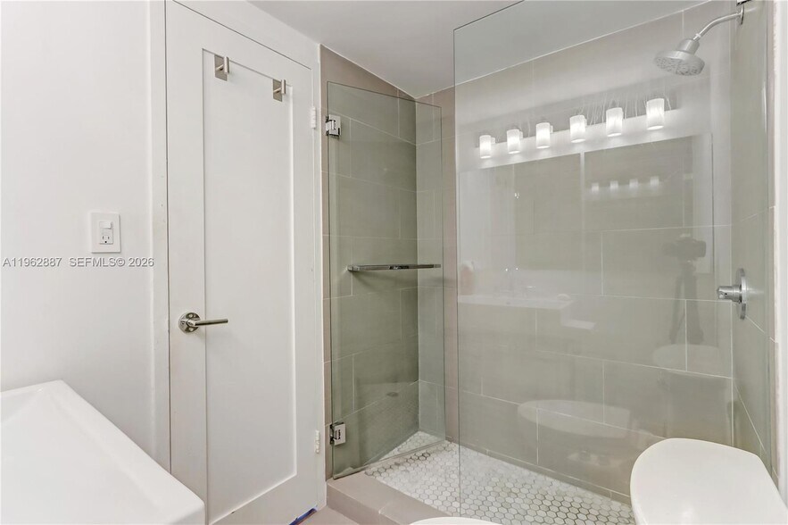 Building Photo - 1000 West Ave