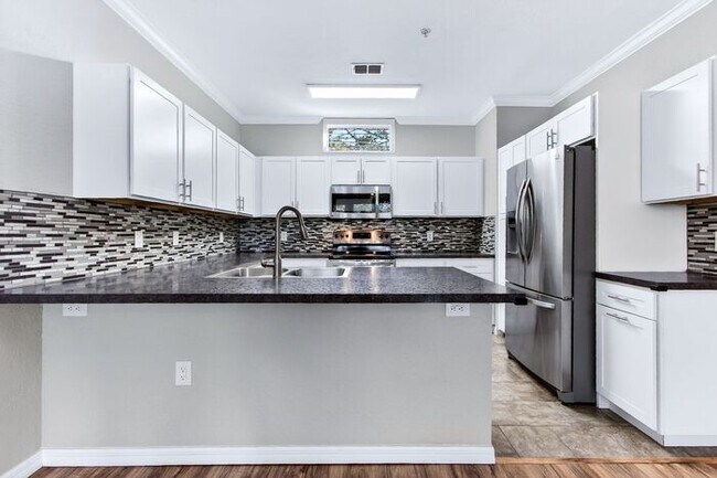 Building Photo - Immaculately updated 3/2.5 Three-Story Maitland Condo in Visconti!