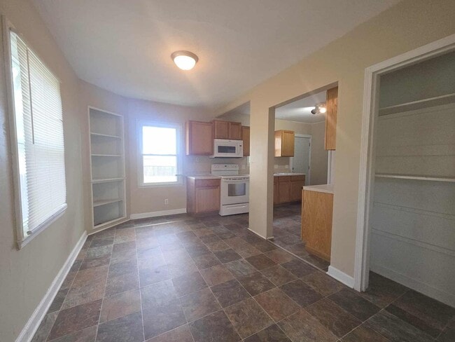 Building Photo - Spacious home for rent!