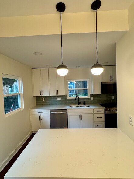 Building Photo - 1321 Forsythe Ave
