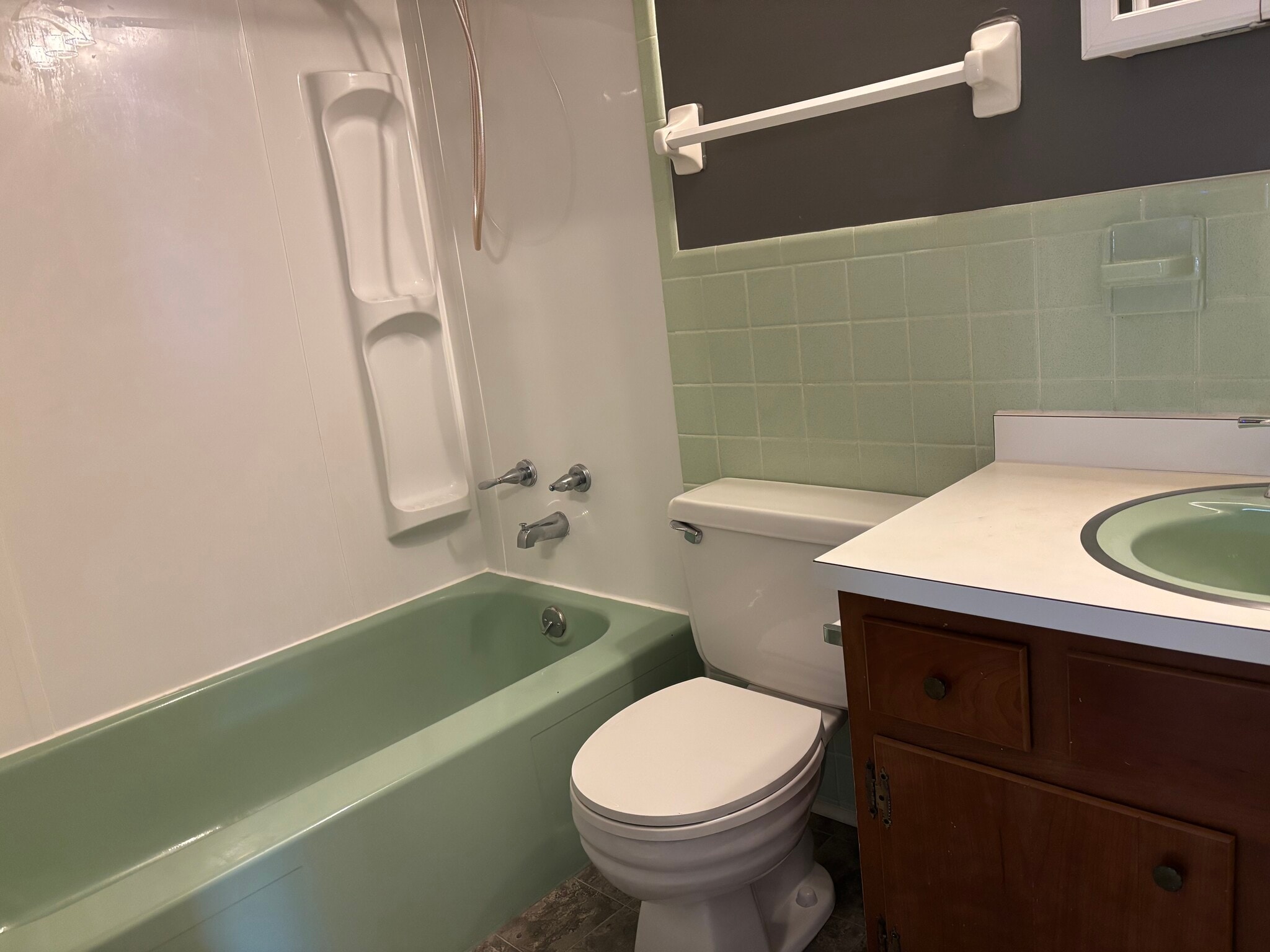 Full bath - 1416 Henley Rd